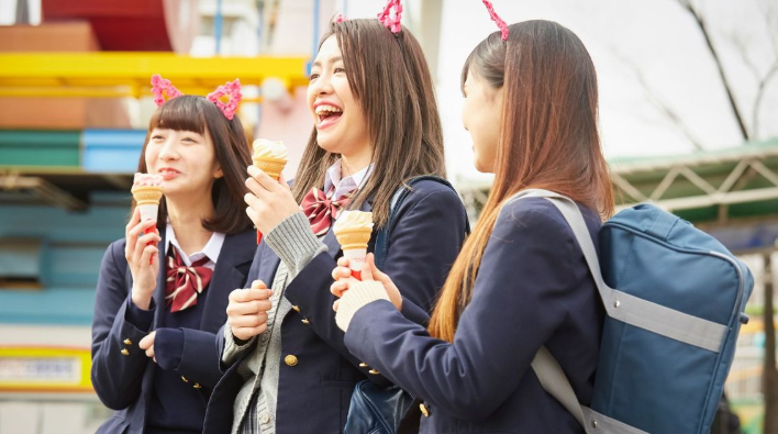 为什么日本女高中生在休息日也喜欢穿学校制服？