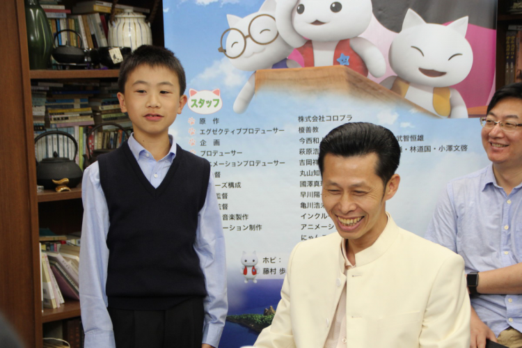 王嘉源小朋友与王秀德会长(照片)林宇涵小朋友参加完学校运动会后立刻