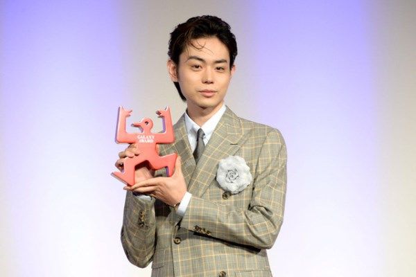 菅田将晖出席日本银河奖颁奖典礼，谈《三年A班》剧组趣事