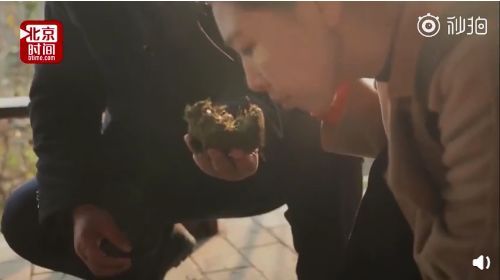 花钱闻屎?!日本动物园推出大熊猫粪便体验,岛国网友表示很欣慰… 花钱闻屎?!日本动物园推出大熊猫粪便体验,岛国网友表示很欣慰…