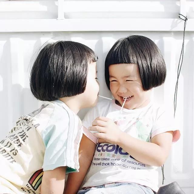 长得一样可性格大不同？日本艺术家镜头下的双胞胎女儿