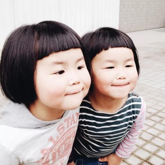 长得一样可性格大不同？日本艺术家镜头下的双胞胎女儿