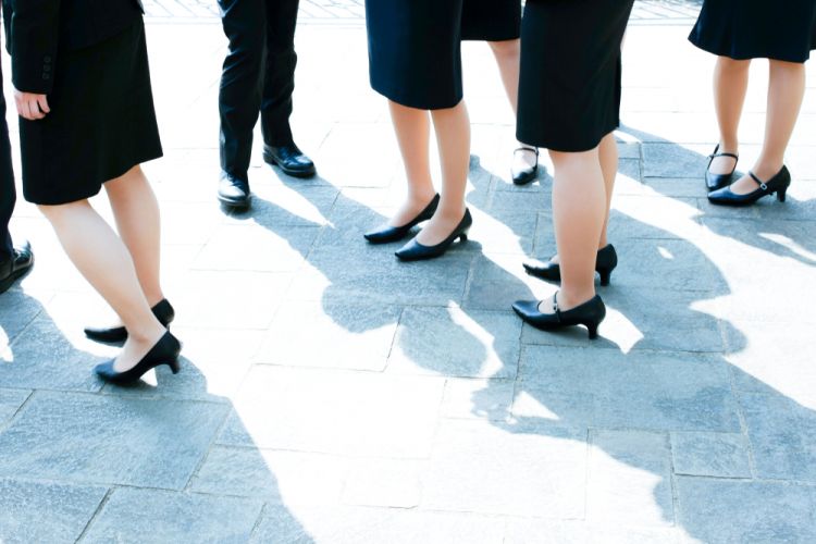 日本职场女性“高跟鞋规则”的背后