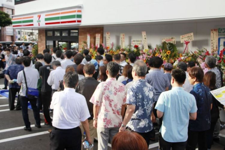 7-11进驻冲绳 现场排起了长队 7-11进驻冲绳 现场排起了长队