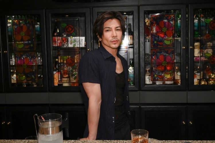 漫改日剧《凪的新生活》 武田真治出演小酒馆的人妖店长