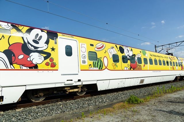米奇 VS Hello Kitty !JR两公司的各自联动主题列车疾驰日本 米奇 VS Hello Kitty !JR两公司的各自联动主题列车疾驰日本
