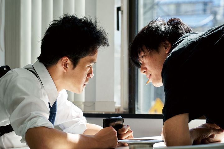 电影《从宫本到你》剧照公布，池松壮亮与苍井优在夜路上拥抱