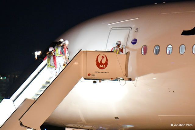 日本航空新客机A350抵达福冈并进行适配检查