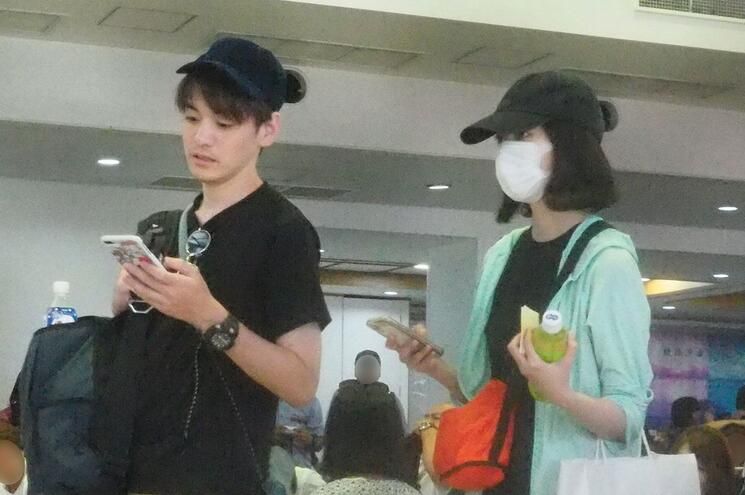 波瑠与同岁男演员共赴宫古岛之旅，疑似热恋中