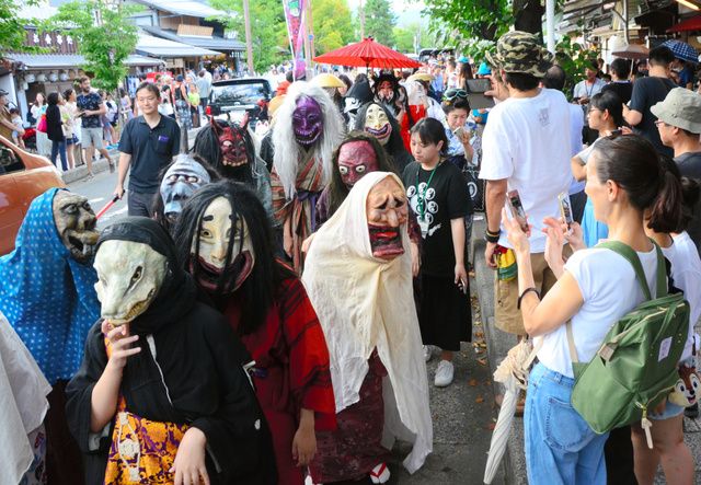 京都岚山的“妖怪电车”来了 京都岚山的“妖怪电车”来了