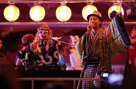 DJ KOO大胆将活力DJ与传统的盂兰盆舞结合起来 DJ KOO大胆将活力DJ与传统的盂兰盆舞结合起来