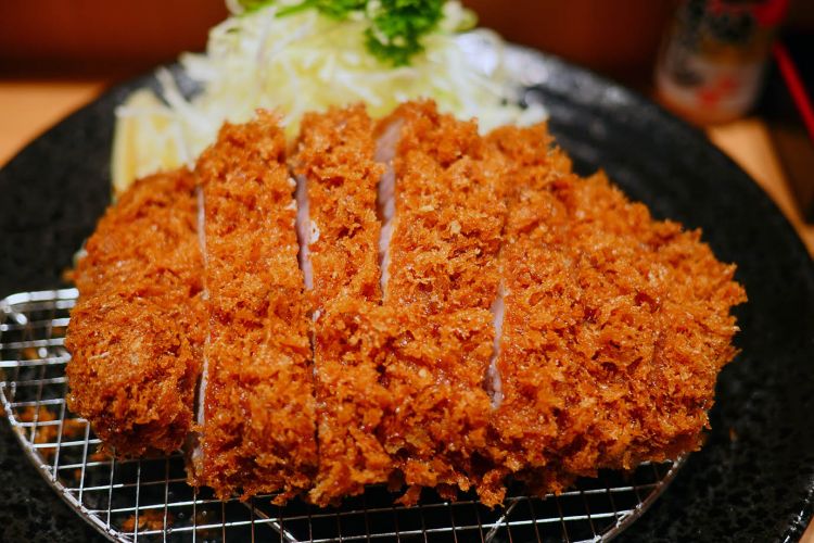 大和男儿炎炎夏日仍坚持吃炸猪排究竟为何? 大和男儿炎炎夏日仍坚持吃炸猪排究竟为何?