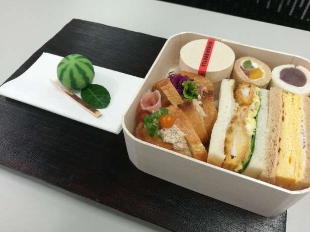 为进一步推进“脱塑化”,日本餐饮店开始采用可降解吸管和木制容器 为进一步推进“脱塑化”,日本餐饮店开始采用可降解吸管和木制容器