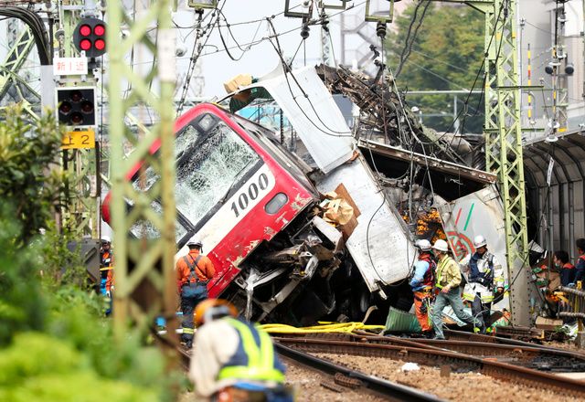 京急本线铁路交叉口，列车与卡车相撞脱轨，造成30人受伤