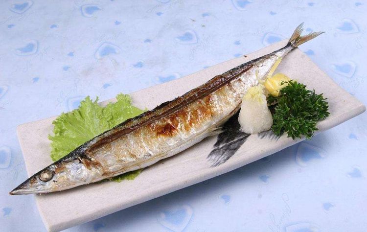 日本秋刀鱼跻身高档食材——捕捞量持续低迷造成价格飙升 日本秋刀鱼跻身高档食材——捕捞量持续低迷造成价格飙升