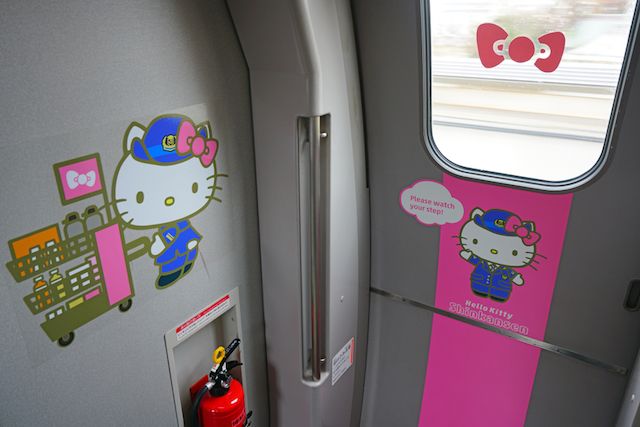 日本Hello Kitty 新干线开通啦！萌点满分！