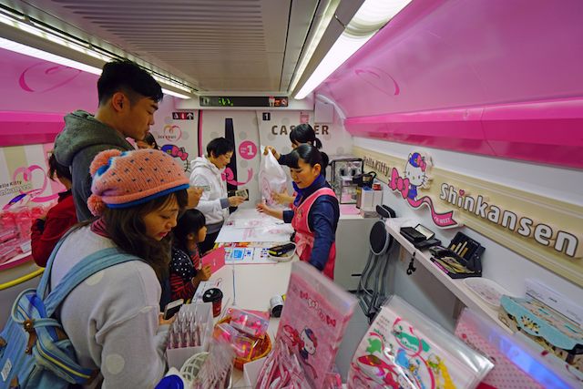 日本Hello Kitty 新干线开通啦！萌点满分！