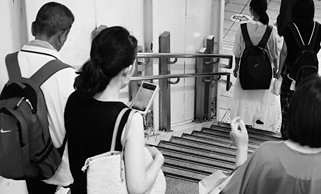 走路看手机要被投诉，日本“低头族”是否会被开罚单？