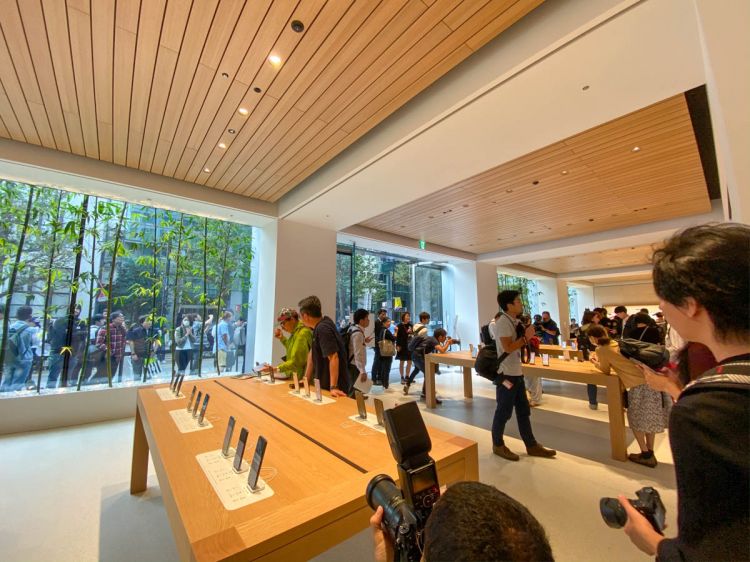苹果丸之内店“iPhone 11发售”，门店前排起长龙