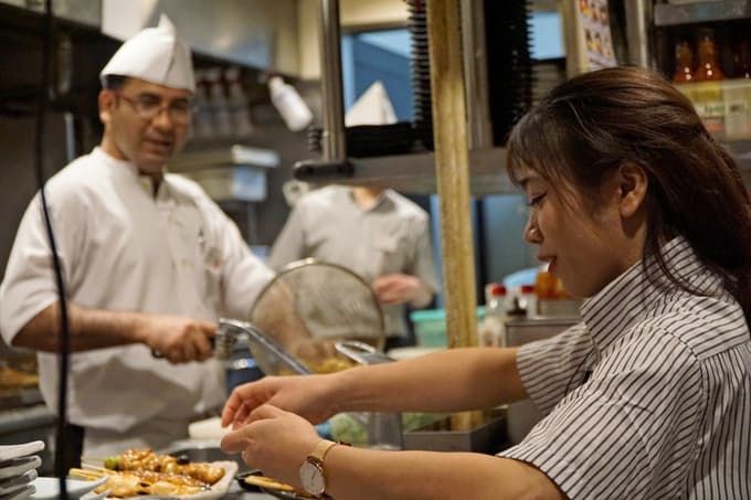 日本饮食业人手不足问题严重,采用各种手段争抢留学生打工者 日本饮食业人手不足问题严重,采用各种手段争抢留学生打工者