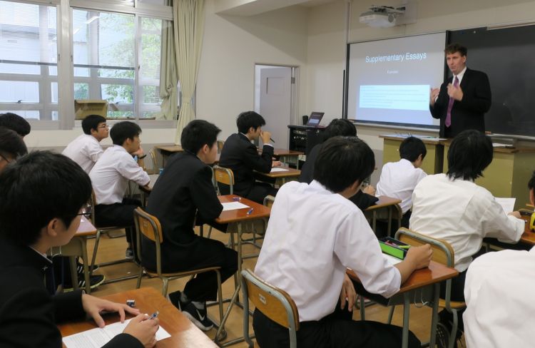 日本各高校展开生存之战，开成高中以奖学金制度吸引优秀生源