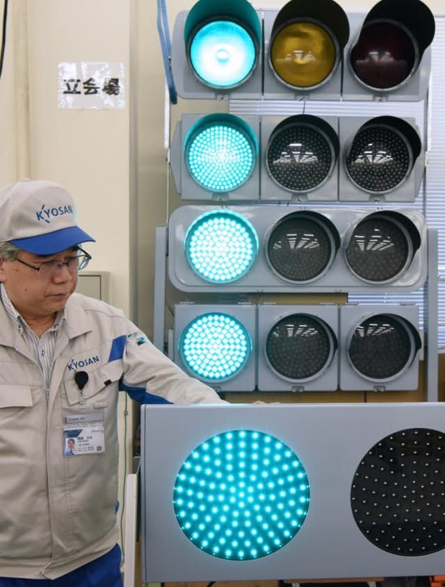 明明是绿色信号灯，为什么只有日本称之为“青信号（蓝色信号灯）”？