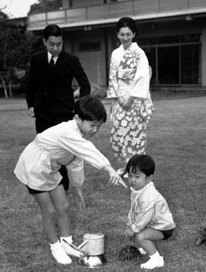 原来日本皇室也是塑料兄弟情啊……