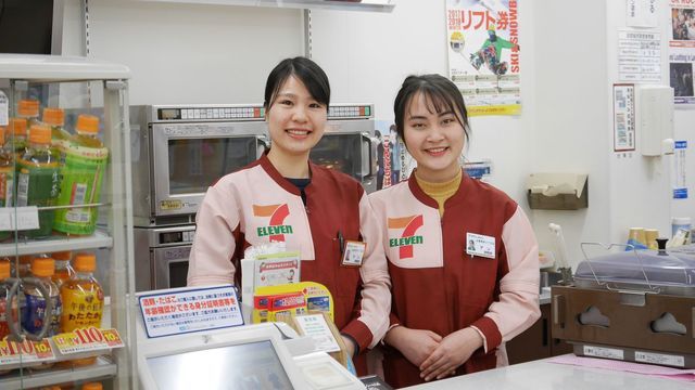 “低工资国家”日本的未来:没有外国劳动者,日本便利店将无法正常运营 “低工资国家”日本的未来:没有外国劳动者,日本便利店将无法正常运营