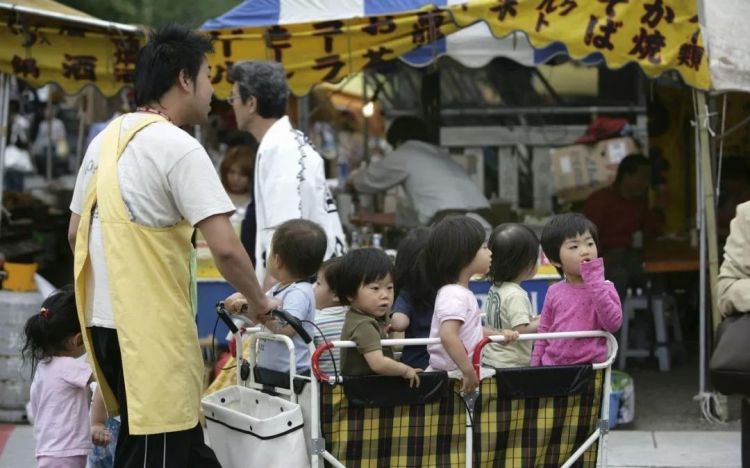 日本的老人们为什么不帮子女带孩子？