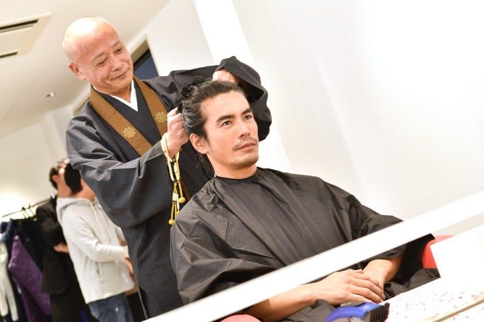 伊藤英明为出演《请不要在病房念经》剃光头