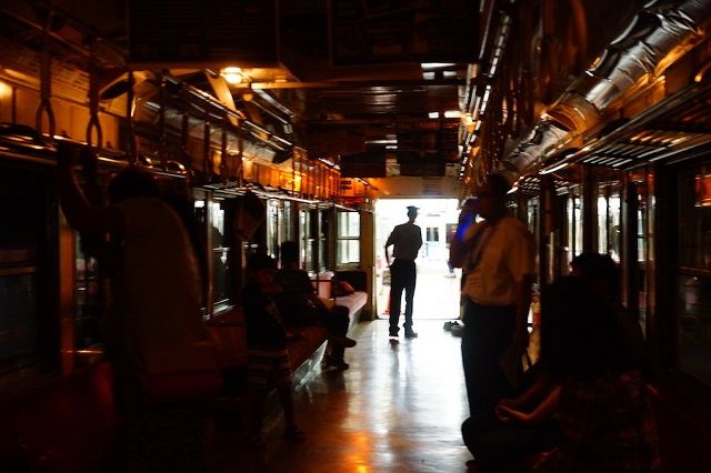 乘电车也能欣赏工厂夜景？日本铁路兴起“夜间经济”