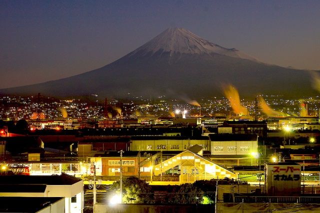 乘电车也能欣赏工厂夜景？日本铁路兴起“夜间经济”