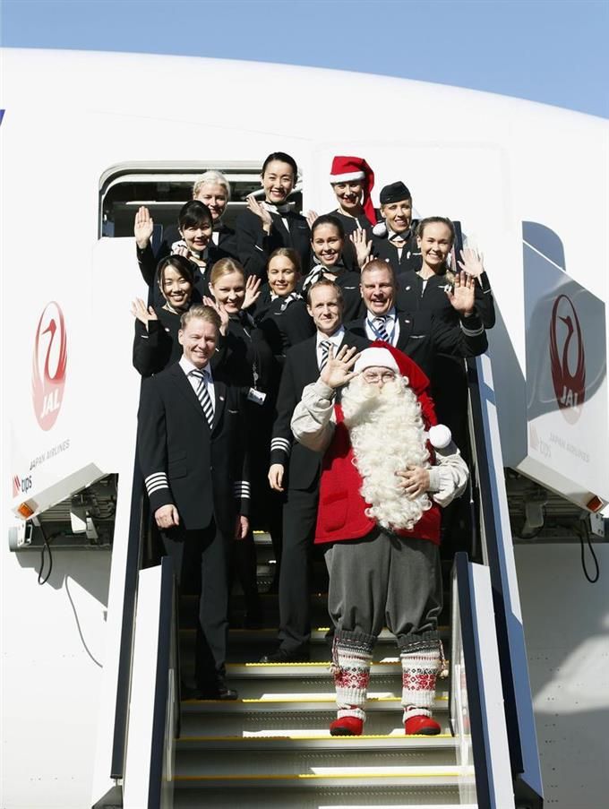圣诞老人从家乡芬兰抵达日本，预热节日氛围