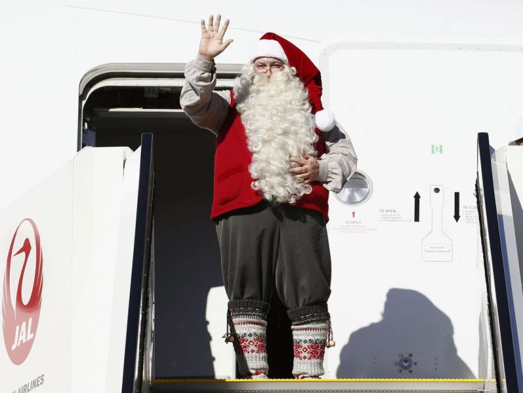 圣诞老人从家乡芬兰抵达日本，预热节日氛围