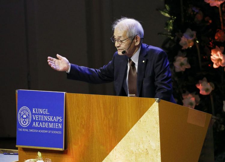 日本诺贝尔化学奖得主吉野彰发表获奖纪念演讲,年度汉字选“赏” 日本诺贝尔化学奖得主吉野彰发表获奖纪念演讲,年度汉字选“赏”