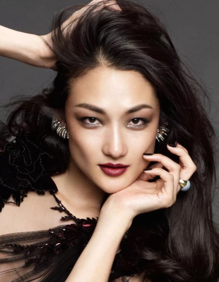 她是亚洲公认第一超模巅峰隐退36岁复出依然气场全开