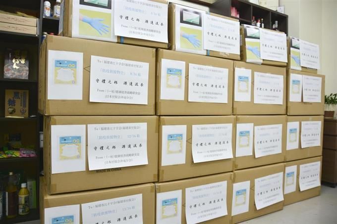 冲绳县经济战略研究会向友好省份福建省，捐赠1万只医用手套和6千只儿童口罩