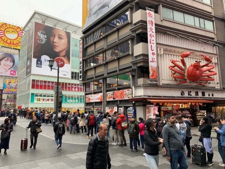 新冠感染人数呈阶梯式增长，日本政府终于有点坐不住了