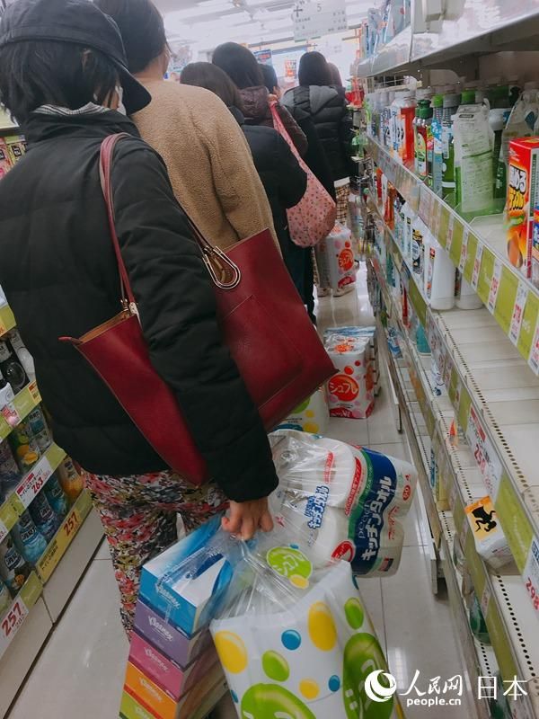 “口罩和卫生纸是同一原材料”？ 谣言引发日本民众抢购纸类消耗品