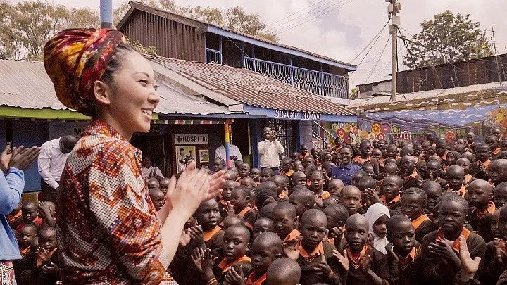 她是日本骚灵女王，点燃一万支蜡烛为中国祈福！
