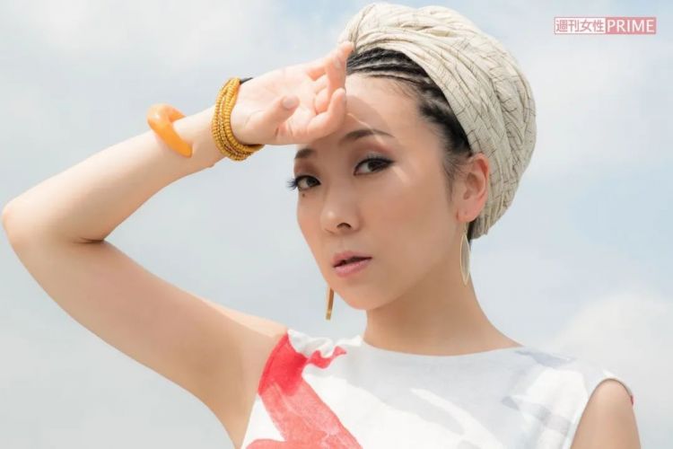 她是日本骚灵女王，点燃一万支蜡烛为中国祈福！