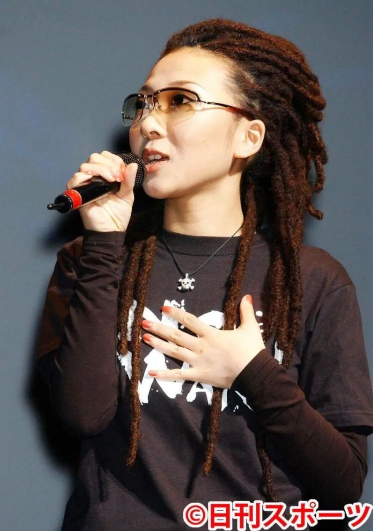 她是日本骚灵女王，点燃一万支蜡烛为中国祈福！