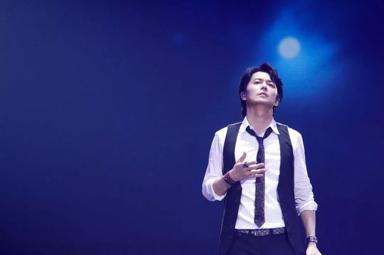 这位火了30年的“日本刘德华”，才是女生心中的完美帅大叔啊！