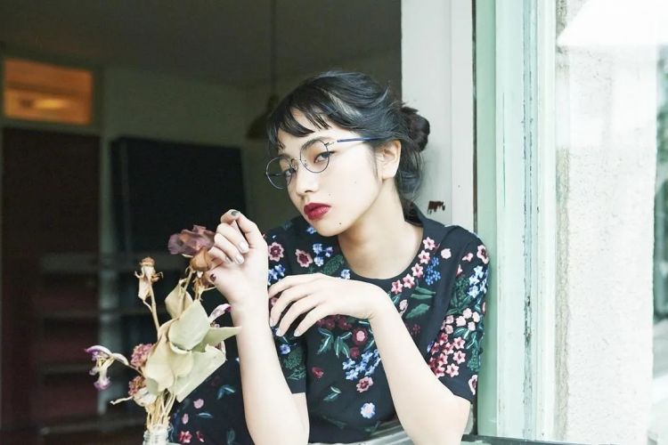 高级厌世脸的她，又又又亲自下场收割男神了？