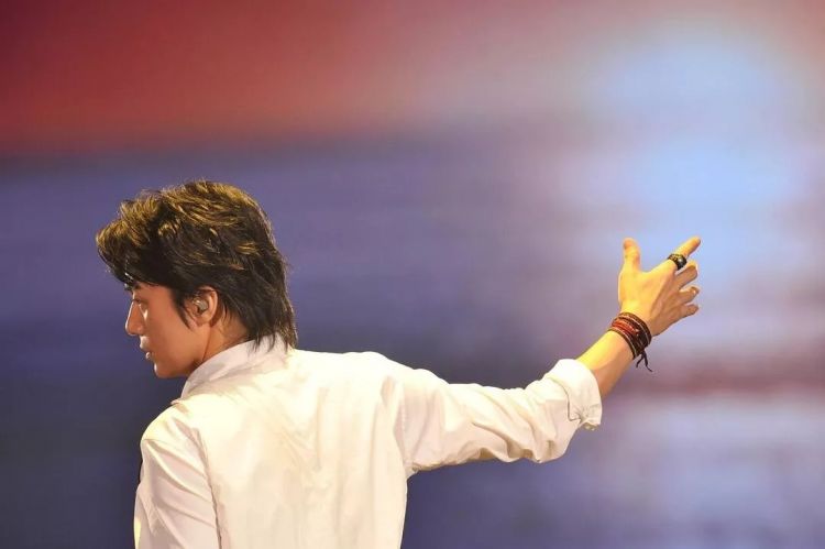 这位火了30年的“日本刘德华”，才是女生心中的完美帅大叔啊！