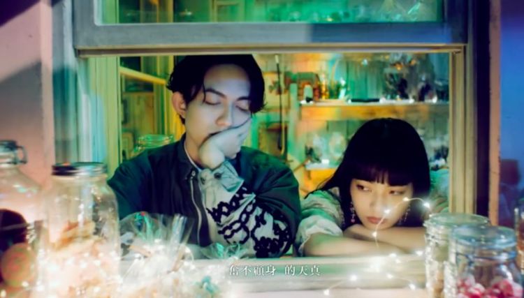 高级厌世脸的她，又又又亲自下场收割男神了？