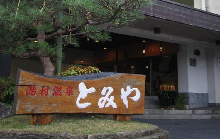 日本人不顾疫情聚集排队：“我最爱去的餐厅，昨天是它的最后一天”