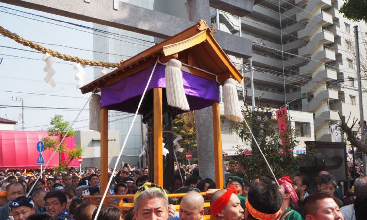 当街互骂、扛草鞋、裸奔…日本那些不可描述的奇葩祭典