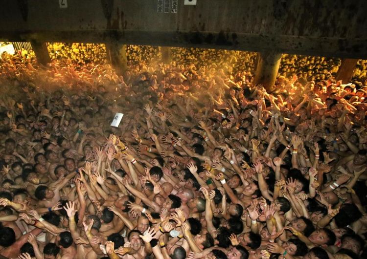 当街互骂、扛草鞋、裸奔…日本那些不可描述的奇葩祭典