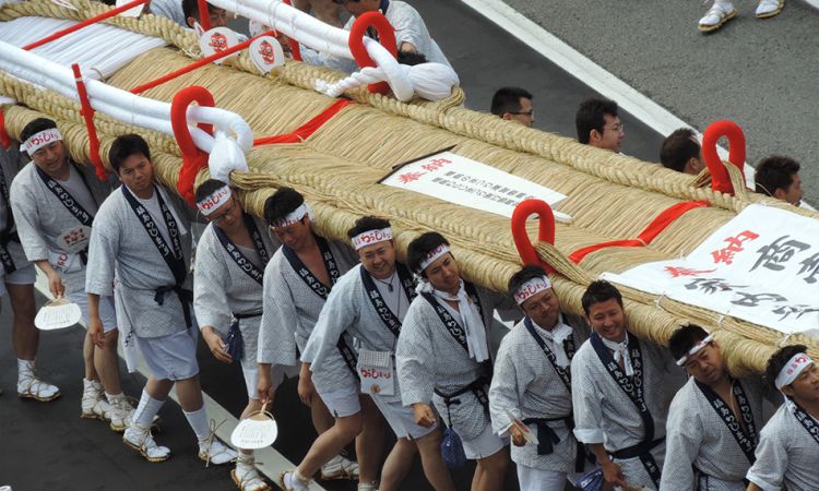 当街互骂、扛草鞋、裸奔…日本那些不可描述的奇葩祭典